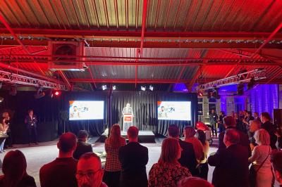 Deux tableaux scintillants représentant Charlie Chaplin et Marilyn Monroe sur une scène sombre.