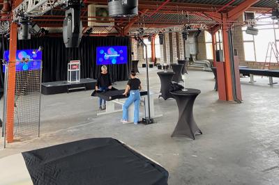 Deux tableaux scintillants représentant Charlie Chaplin et Marilyn Monroe sur une scène sombre.