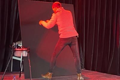 Deux tableaux scintillants représentant Charlie Chaplin et Marilyn Monroe sur une scène sombre.