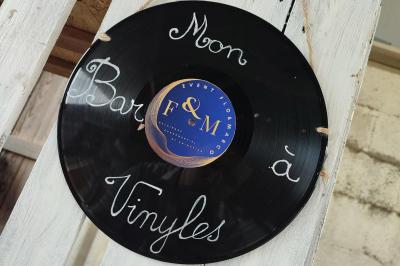 Intérieur d'une église illuminée en bleu et orange, avec un concert de piano devant un public assis.