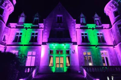 Intérieur d'une église illuminée en bleu et orange, avec un concert de piano devant un public assis.