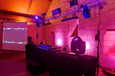 Intérieur d'une église illuminée en bleu et orange, avec un concert de piano devant un public assis.