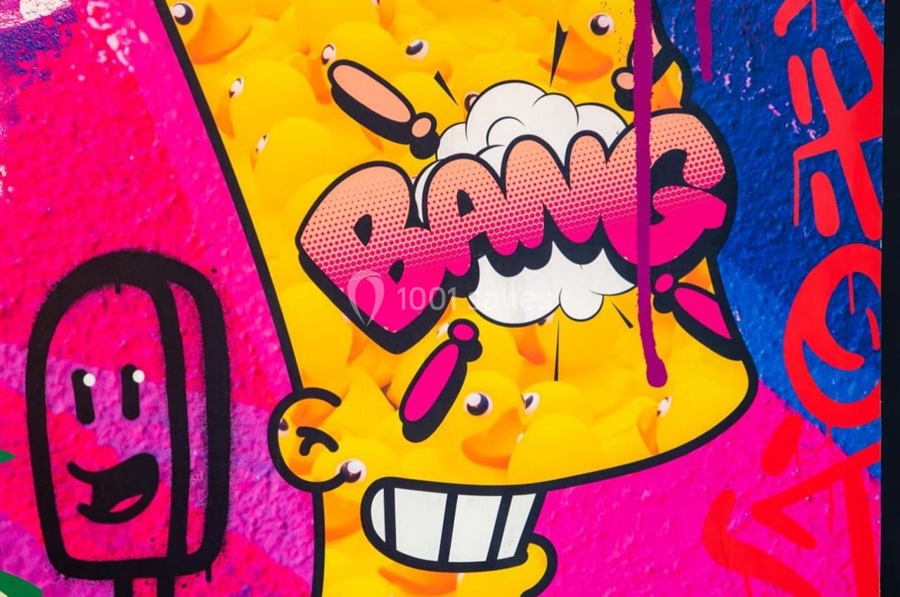 Illustration colorée de style graffiti avec un visage stylisé, des canards jaunes et le mot ’BANG’ en lettres vives.