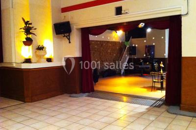 Miniature Location salle Nanterre (Hauts-de-Seine) - Le Cinéart #19 Table décorée pour un mariage avec chaises blanches, nappe bleue, fleurs blanches et éléments dorés sur une estrade.