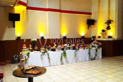 Miniature Location salle Nanterre (Hauts-de-Seine) - Le Cinéart #15 Table décorée pour un mariage avec chaises blanches, nappe bleue, fleurs blanches et éléments dorés sur une estrade.