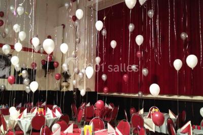 Miniature Location salle Nanterre (Hauts-de-Seine) - Le Cinéart #2 Table décorée pour un mariage avec chaises blanches, nappe bleue, fleurs blanches et éléments dorés sur une estrade.