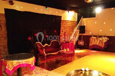 Miniature Location salle Nanterre (Hauts-de-Seine) - Le Cinéart #8 Table décorée pour un mariage avec chaises blanches, nappe bleue, fleurs blanches et éléments dorés sur une estrade.