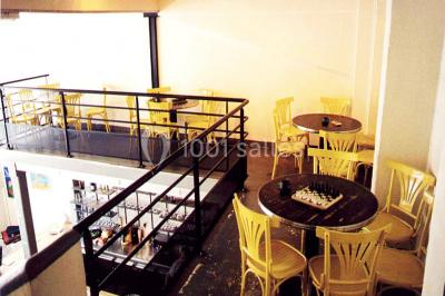 Miniature Location salle Nanterre (Hauts-de-Seine) - Le Cinéart #18 Table décorée pour un mariage avec chaises blanches, nappe bleue, fleurs blanches et éléments dorés sur une estrade.