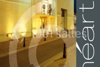 Miniature Location salle Nanterre (Hauts-de-Seine) - Le Cinéart #10 Table décorée pour un mariage avec chaises blanches, nappe bleue, fleurs blanches et éléments dorés sur une estrade.