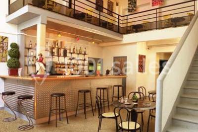 Miniature Location salle Nanterre (Hauts-de-Seine) - Le Cinéart #9 Table décorée pour un mariage avec chaises blanches, nappe bleue, fleurs blanches et éléments dorés sur une estrade.