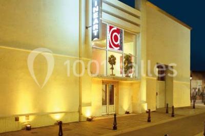 Miniature Location salle Nanterre (Hauts-de-Seine) - Le Cinéart #4 Table décorée pour un mariage avec chaises blanches, nappe bleue, fleurs blanches et éléments dorés sur une estrade.