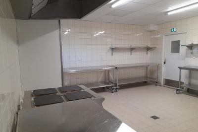 Miniature Office traiteur Accueil lumineux avec comptoir blanc, porte vitrée à gauche laissant entrer la lumière et plante verte à droite.