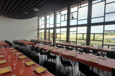 Miniature Salle Cristal Accueil lumineux avec comptoir blanc, porte vitrée à gauche laissant entrer la lumière et plante verte à droite.