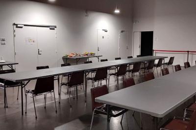 Miniature Salle Cristal Accueil lumineux avec comptoir blanc, porte vitrée à gauche laissant entrer la lumière et plante verte à droite.