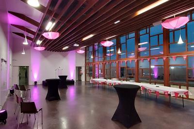 Miniature Salle Cristal Accueil lumineux avec comptoir blanc, porte vitrée à gauche laissant entrer la lumière et plante verte à droite.