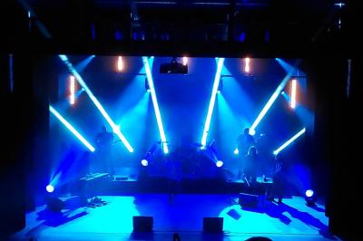 Miniature Salle Ebène Accueil lumineux avec comptoir blanc, porte vitrée à gauche laissant entrer la lumière et plante verte à droite.