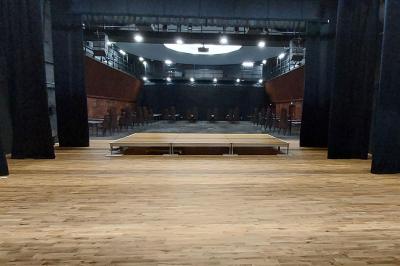 Miniature Salle Ebène Accueil lumineux avec comptoir blanc, porte vitrée à gauche laissant entrer la lumière et plante verte à droite.