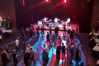 Miniature Salle Ebène Accueil lumineux avec comptoir blanc, porte vitrée à gauche laissant entrer la lumière et plante verte à droite.
