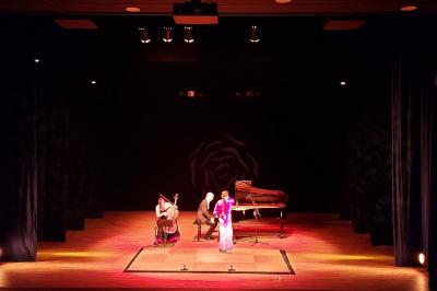 Miniature Salle Ebène Accueil avec comptoir blanc, porte-manteaux en arrière-plan, grande baie vitrée et plante verte à droite.