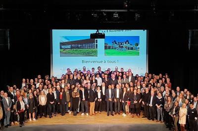 Miniature Salle Ebène Accueil avec comptoir blanc, porte-manteaux en arrière-plan, grande baie vitrée et plante verte à droite.