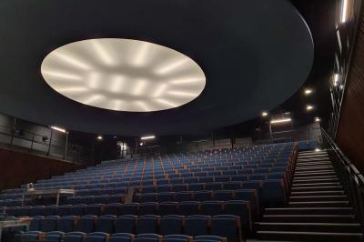 Miniature Salle Ebène Accueil avec comptoir blanc, porte-manteaux en arrière-plan, grande baie vitrée et plante verte à droite.