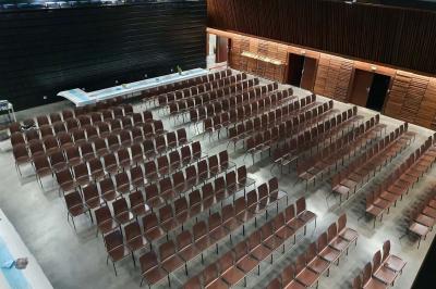 Miniature Salle Ebène Accueil avec comptoir blanc, porte-manteaux en arrière-plan, grande baie vitrée et plante verte à droite.