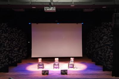 Miniature Salle Ebène Accueil avec comptoir blanc, porte-manteaux en arrière-plan, grande baie vitrée et plante verte à droite.