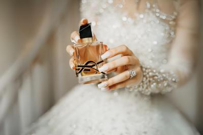Table en bois longue dressée en extérieur, ornée de fleurs, citrons et vaisselle, entourée d'arbres et de verdure.