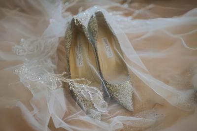 Table en bois longue dressée en extérieur, ornée de fleurs, citrons et vaisselle, entourée d'arbres et de verdure.