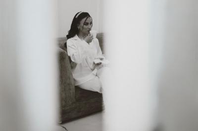 Table en bois longue dressée en extérieur, ornée de fleurs, citrons et vaisselle, entourée d'arbres et de verdure.