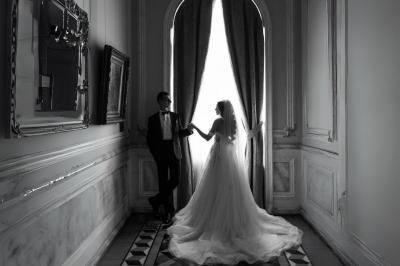 Table en bois longue dressée en extérieur, ornée de fleurs, citrons et vaisselle, entourée d'arbres et de verdure.