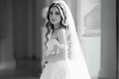 Table en bois longue dressée en extérieur, ornée de fleurs, citrons et vaisselle, entourée d'arbres et de verdure.