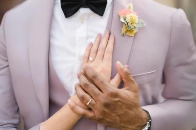 Table en bois longue dressée en extérieur, ornée de fleurs, citrons et vaisselle, entourée d'arbres et de verdure.