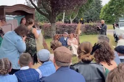 Miniature Cérémonie laïque à l'Hippodrome de Maure de Bretagne Seau à champagne avec bouteille et quatre flûtes vides sur une table, vue sur un paysage extérieur avec pelouse.