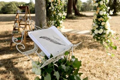 Miniature Cérémonie laïque à l'Hippodrome de Maure de Bretagne Seau à champagne avec bouteille et quatre flûtes vides sur une table, vue sur un paysage extérieur avec pelouse.
