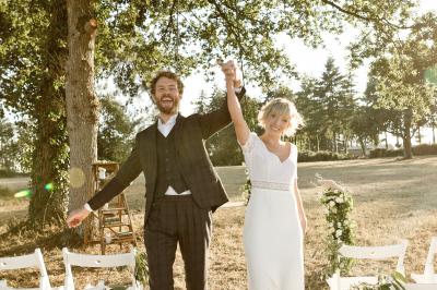 Miniature Cérémonie laïque à l'Hippodrome de Maure de Bretagne Seau à champagne avec bouteille et quatre flûtes vides sur une table, vue sur un paysage extérieur avec pelouse.