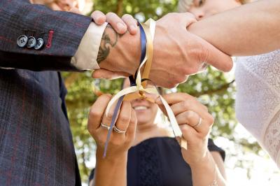 Miniature Cérémonie laïque à l'Hippodrome de Maure de Bretagne Seau à champagne avec bouteille et quatre flûtes vides sur une table, vue sur un paysage extérieur avec pelouse.
