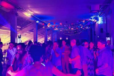 Miniature Hall dansant à l'Hippodrome de Maure de Bretagne Seau à champagne avec bouteille et quatre flûtes vides sur une table, vue sur un paysage extérieur avec pelouse.