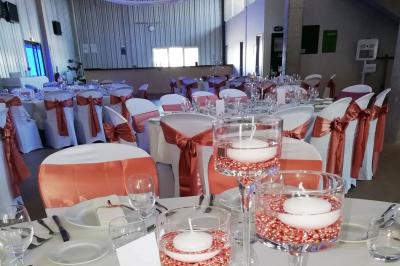 Miniature Hall de l'Hippodrome de Maure de Bretagne Seau à champagne avec bouteille et quatre flûtes vides sur une table, vue sur un paysage extérieur avec pelouse.