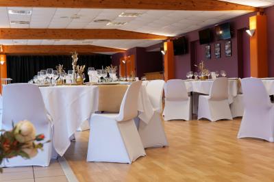 Miniature SALLE PANORAMIQUE Seau à champagne avec bouteille et quatre flûtes vides sur une table, vue sur un paysage extérieur avec pelouse.