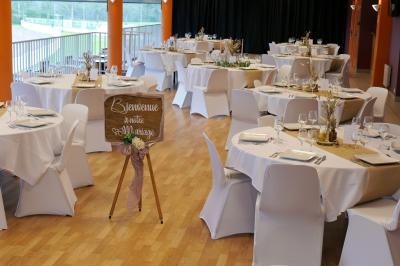 Miniature SALLE PANORAMIQUE Seau à champagne avec bouteille et quatre flûtes vides sur une table, vue sur un paysage extérieur avec pelouse.