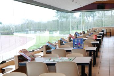 Miniature SALLE PANORAMIQUE Seau à champagne avec bouteille et quatre flûtes vides sur une table, vue sur un paysage extérieur avec pelouse.