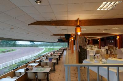 Miniature SALLE PANORAMIQUE Seau à champagne avec bouteille et quatre flûtes vides sur une table, vue sur un paysage extérieur avec pelouse.