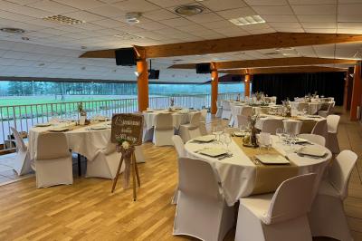 Miniature SALLE PANORAMIQUE Seau à champagne avec bouteille et quatre flûtes vides sur une table, vue sur un paysage extérieur avec pelouse.
