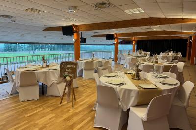 Miniature SALLE PANORAMIQUE Seau à champagne avec bouteille et quatre flûtes vides sur une table, vue sur un paysage extérieur avec pelouse.