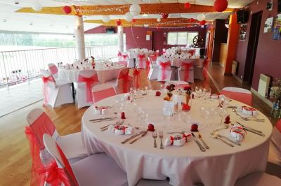 Miniature Salle panoramique à l'Hippodrome de Maure de Bretagne Seau à champagne avec bouteille et quatre flûtes vides sur une table, vue sur un paysage extérieur avec pelouse.