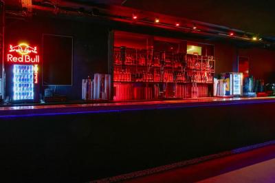 Plateau en bois garni de charcuteries, fromages, cornichons et salade, posé sur une table en bois.