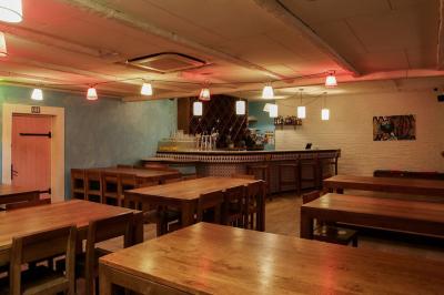 Plateau en bois garni de charcuteries, fromages, cornichons et salade, posé sur une table en bois.