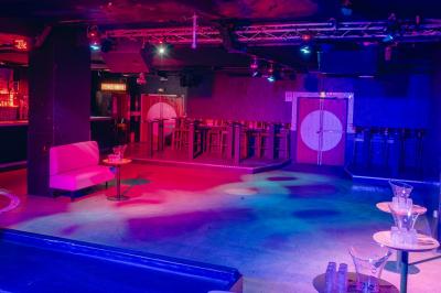 Plateau en bois garni de charcuteries, fromages, cornichons et salade, posé sur une table en bois.