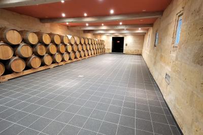 Miniature Location salle Arveyres (Gironde) - Château Larteau #5 Vue d'un jardin verdoyant avec un arbre central, un escalier en pierre et un lac au coucher du soleil.